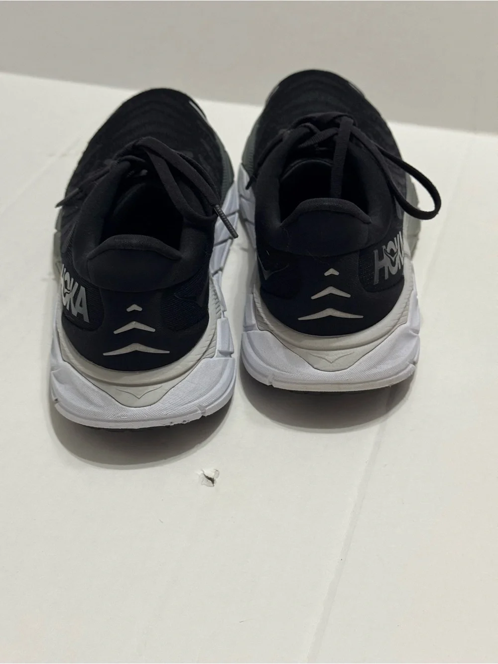 Hoka One One Arahi 6 Women's Running Shoes Black and White Size 9B
